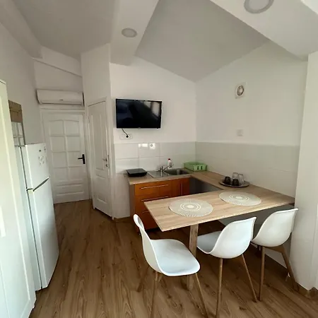 Casa Adriana Pensión *